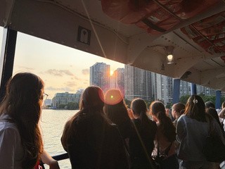 Estudiantes contemplando el atardecer en la ciudad
