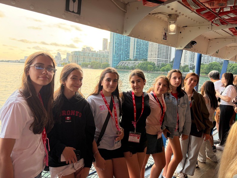 Estudiantes frente al lago en Toronto